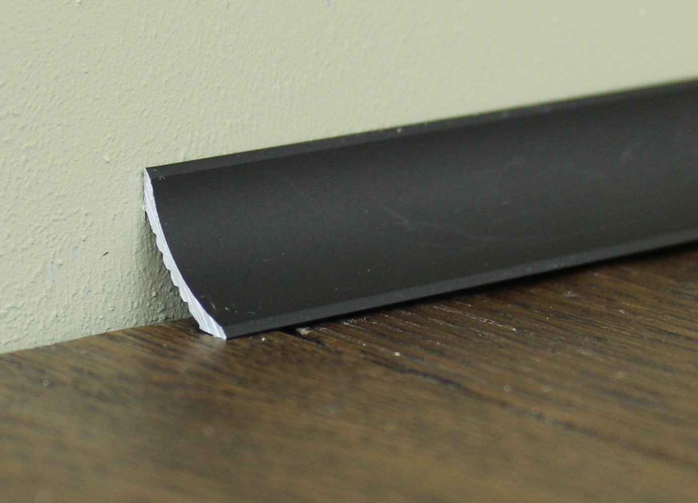 Плинтус алюминиевый Modern Decor мини EWA черный 3000×15×15